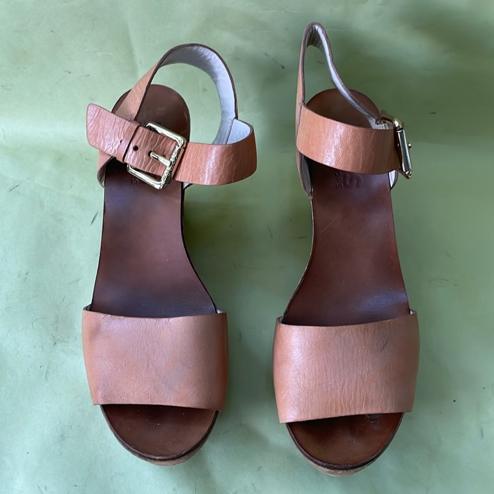 Vintage caramel color/gold Kors Michael Kors leather wedges - Picture 3 of 11